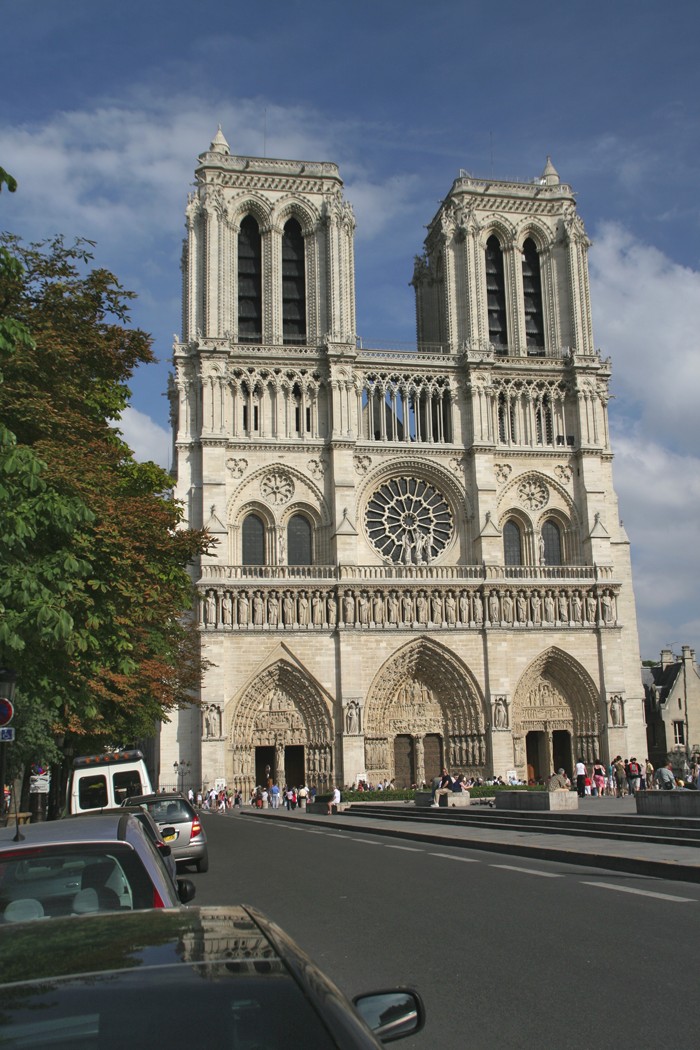 Figure 10-7: Notre Dame in Paris is the most famous Gothic cathedral in the world.